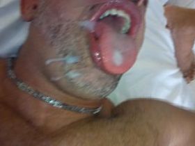 Парень с волосатой грудь с удовольствием впускает в свою попку возбужденный член приятеля