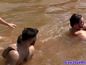 Красивый парень сосет члены компании парней во время купания в реке
