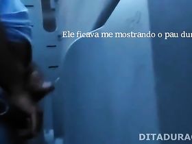 Геи писают и дрочат в общественном туалете на скрытую камеру