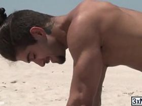 Красивые мускулистые парни наслаждаются страстным анальным трахом под палящим южным солнцем
