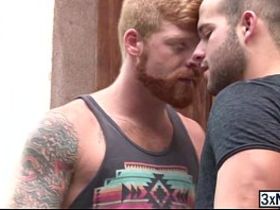 Брутальный рыжеволосый мужик предоставил свой зад молодому любовнику