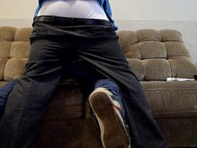 Молодой парень стоит раком в кабинете своего начальника