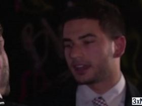 Брутальный гей парень наслаждается страстным трахом в попку