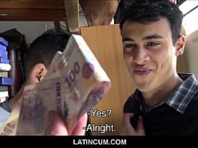 Латиноамериканец сосет и дает в жопу красивому испанцу за деньги