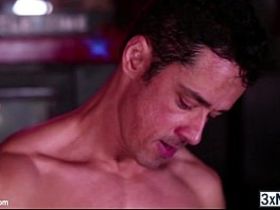 Брутальный парниша нашел настоящего безотказного парня и грубо трахнул его в зад