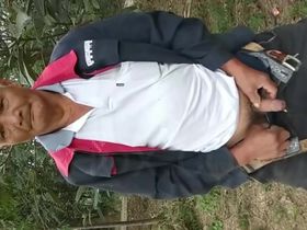 Парни на природе дрочат старикам китайцам и снимают мастурбацию на камеру
