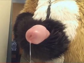 Парень в костюмах мохнатых собак люто дрочит писюн и играет с ним вибратором