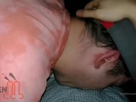 Парень в машине перед камерой подрочил и пососал писюн родного брата