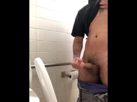 Кавказец помочился и подрочил в общественном туалете перед скрытой камерой