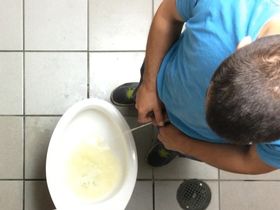 Мужики и парни мочатся в общественном туалете перед скрытой камерой