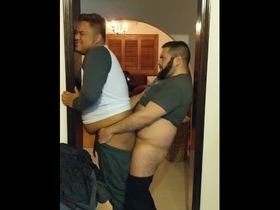 Два толстых гомика в коридре стоя трахнулись в анус и сняли секс на видео
