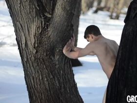 Демон гей в зимнем лесу грубо трахнул молодого парня до кремпая в попу