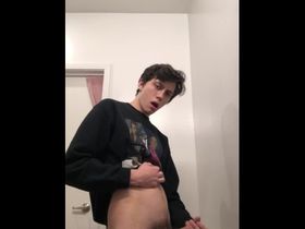 Парень машет своим большим кривым хером и дрочит его до оргазма