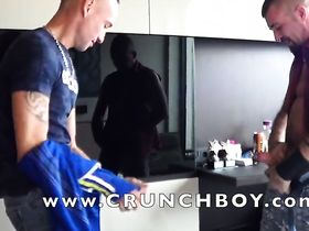 Мужик дал бритому гопнику на рот и жестко отимел его раком в тесную задницу