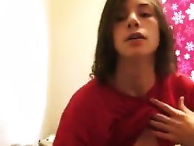 Длинноволосый пацан подрочил в постели и обкончал свою руку