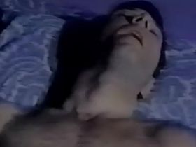 Мужик в постели с женой дрочит писюн и мечтает о своём бородатом коллеге