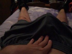 Парень дрочит перед камерой крепкий хер и брызгает спермой