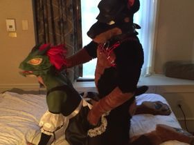 Парень в костюме пса отъебал в попку своего пассива в наряде горничной драконши