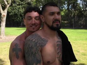 Кавказец пассив обнимается в парке с любовником и даёт интимное интервью