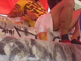 Пацан в шортах без трусов светит на лестнице своим хером перед скрытой камерой