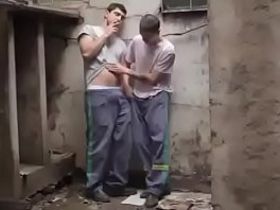 Парень во время перекура на работе дал коллеге хуесосу на клык