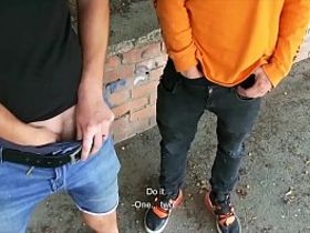 Мужик в парке за деньги дал двум молодым геям на рот и вдул им в упругие пердаки