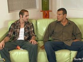 Пацан жадно пососал папиному другу и дал ему отъебать себя в узкое очко