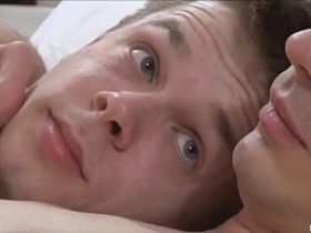 Пацан пососал своему спящему активу и получил его член в узкий анус