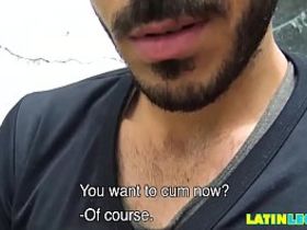 Гей в общественном туалете оттрахал милого пацана раком в анус и дал ему за щеку