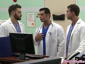 Доктор вместе с любовником посреди больницы отимел медбрата в рот и задницу