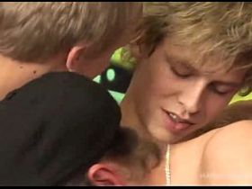 Три молодых пацана на диване сосут писюны и трахают друг друга в маленькие жопы