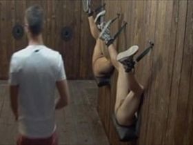 Парни в борделе через стенку имеют пассивных геев в ротики и анусы