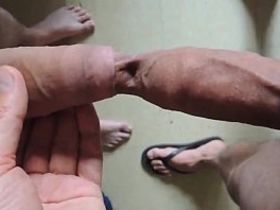 Гей вставил залупу друга себе под крайнюю плоть и подрочил хер