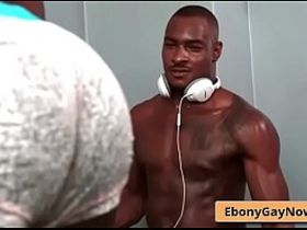 Здоровый негр в тренажерном зале взял в рот большой хуй чёрного качка