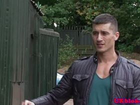 Лысый парень в гараже грубо выебал пассивного гея в анус и заставил его сосать