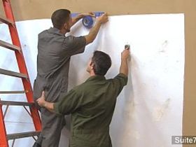 Татуированный строитель поимел напарника в рот и задницу и кончил ему на живот