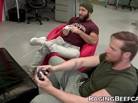 После видеоигр высокий гей дал своему волосатому другу за щеку и вдул ему в жопу