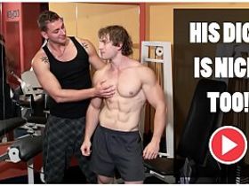 Гей в тренажерном зале пососал пассивному качку и отимел его в узкое очко