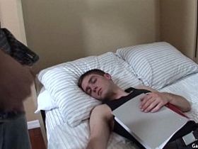 Отец облапал спящего сына и подрочил свой хер его рукой