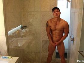 Красивый качок моется в душе перед камерой и дрочит до оргазма