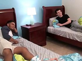 Групповая ебля в номере отеля с минетами и трахом парней с громкими стонами