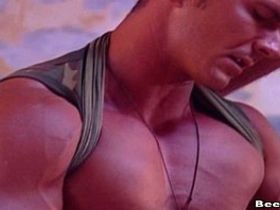 Солдат качок в заброшенном доме отымел мускулистого гея в рот и волосатый пердак