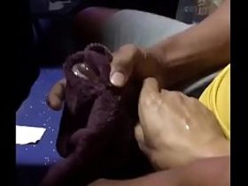 Студент в автобусе дрочит гопнику до оргазма и снимает мастурбацию на телефон